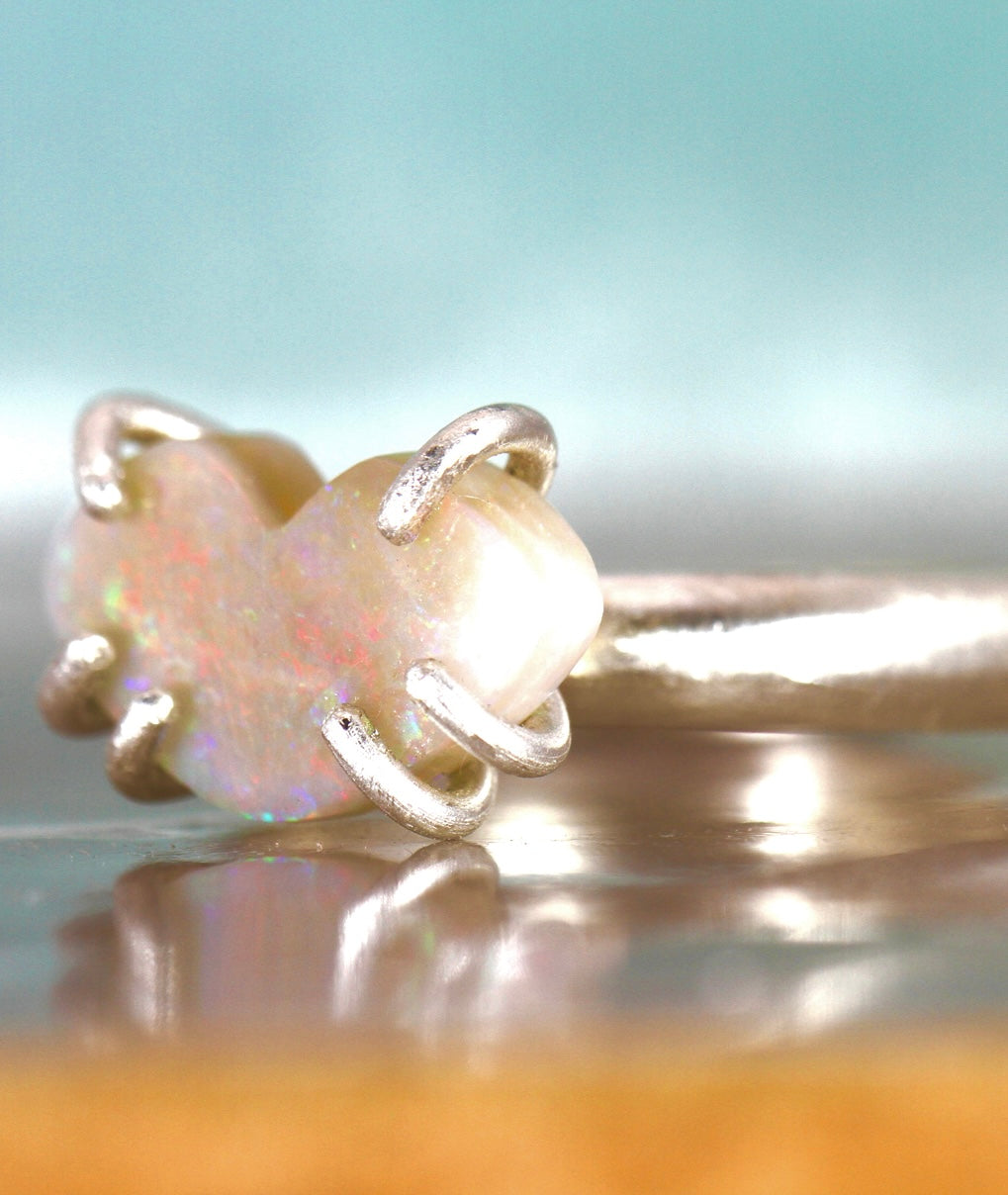 Lips White Opal Ring (pastel rainbow)