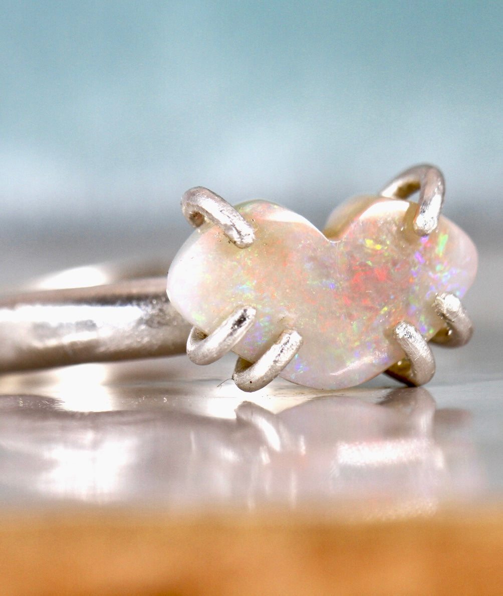 Lips White Opal Ring (pastel rainbow)